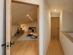 2階から直接入れる屋根裏部屋